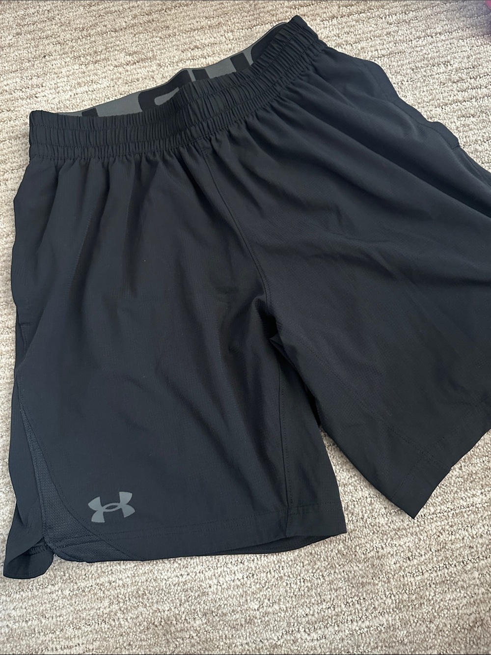 Under Armour Men's Black Athletic Training Shorts with Camouflage Inner Waist